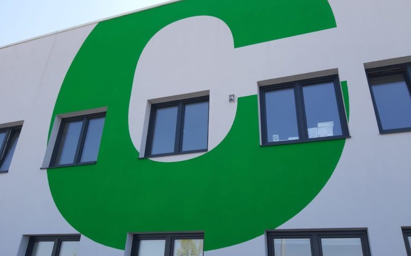 große wandschablone auf außenwand über zwei stockwerke