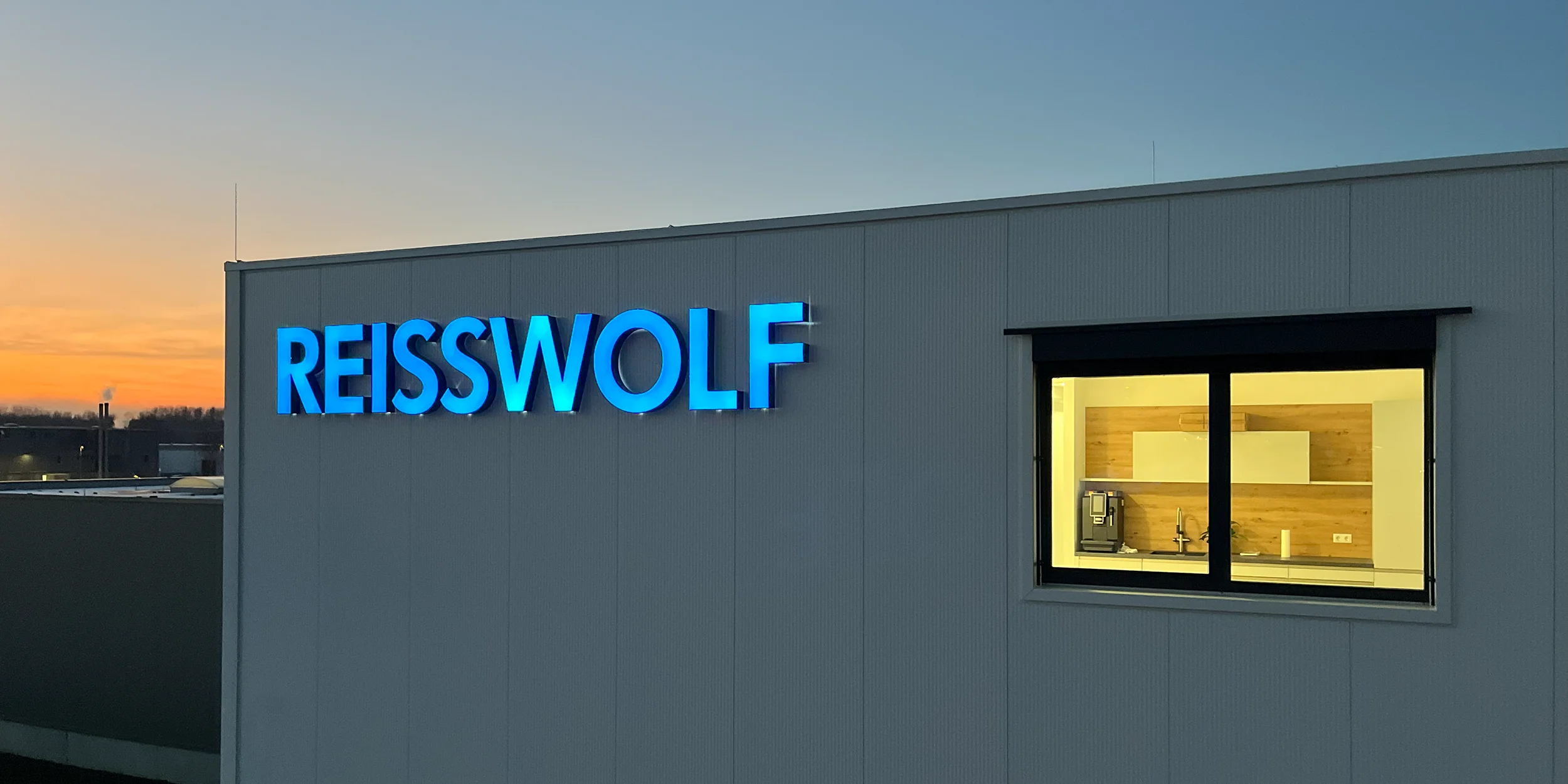 leuchtbuchstaben an außenwand für reisswolf